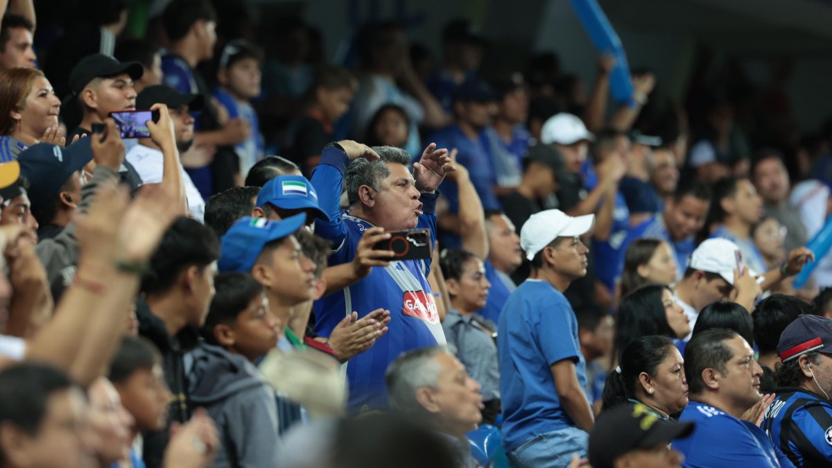 Hinchas de Emelec reprochan el accionar del equipo en el estadio George Capwell.