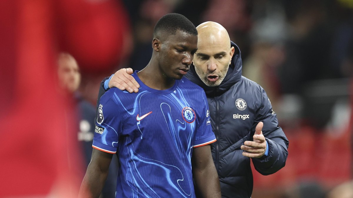 Moisés Caicedo (i) es pieza clave en el Chelsea para el técnico Enzo Maresca.