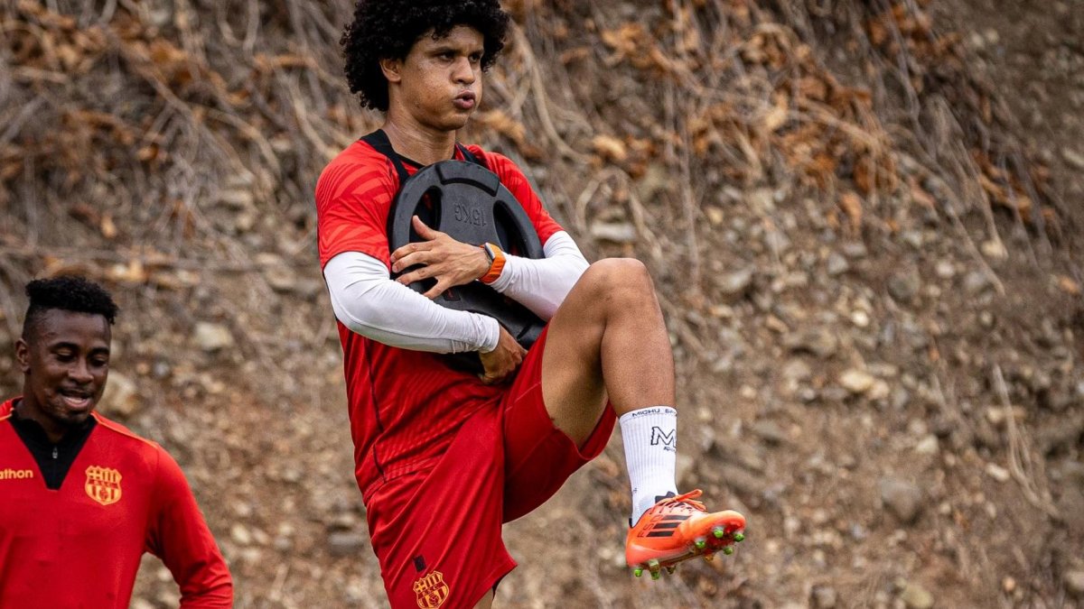 El jugador venezolano Eduard Bello en sesión de entrenamiento de Barcelona