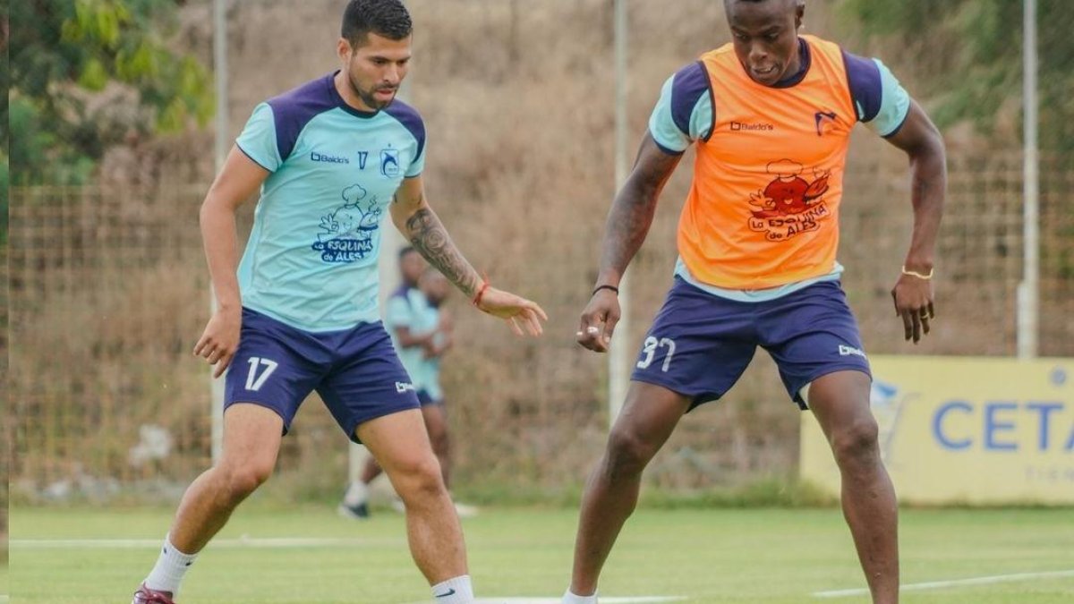 José ‘Tin’ Angulo (d) es una de las principales cartas en la delantera que maneja el DT cetáceo Javier Carvajal.