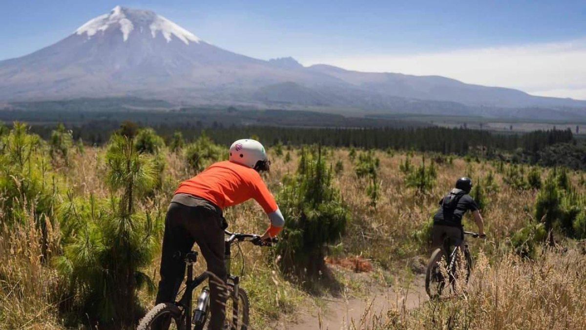 El imponente Cotopaxi es el principal protagonista en la práctica de esta relativamente “nueva” modalidad de ciclismo.