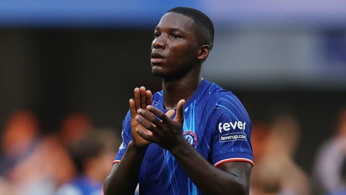 Moisés Caicedo (i) es pieza clave en el Chelsea para el técnico Enzo Maresca.