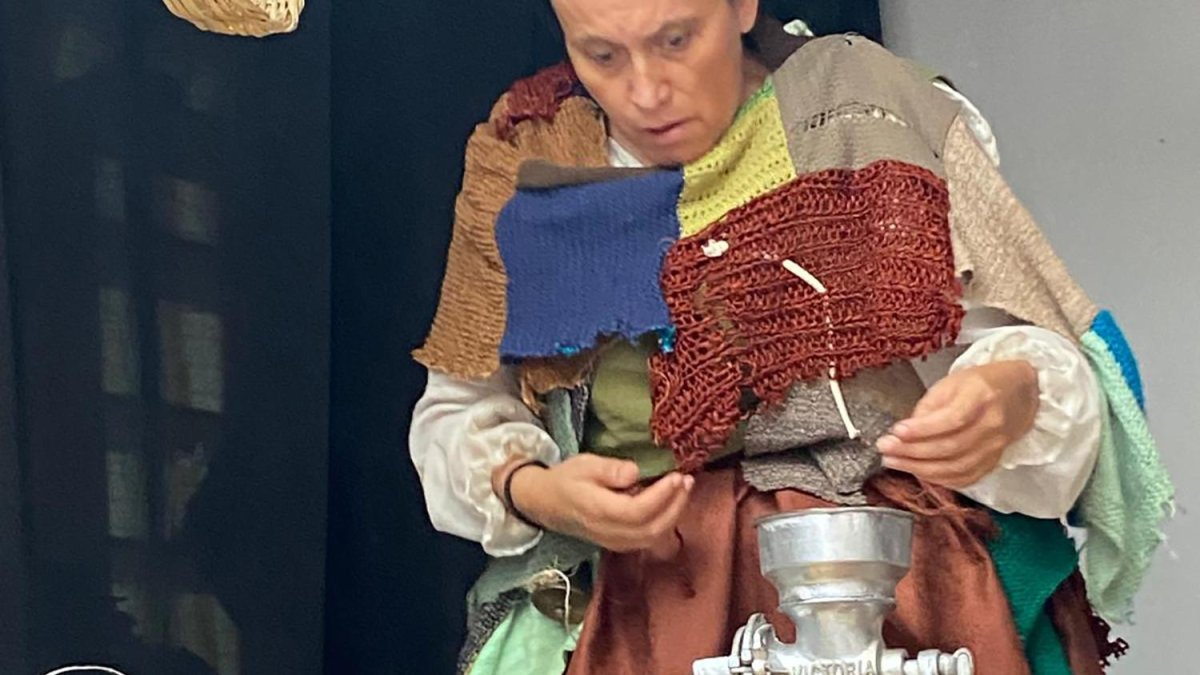 Las actrices elaboran tamales mientras narran vivencias.