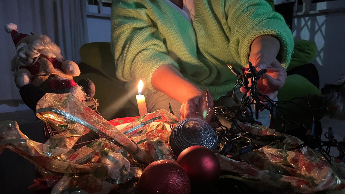 Las familias, así sea a la luz de una vela, aprovechan estos días para empezar a decorar su hogar con detalles navideños.