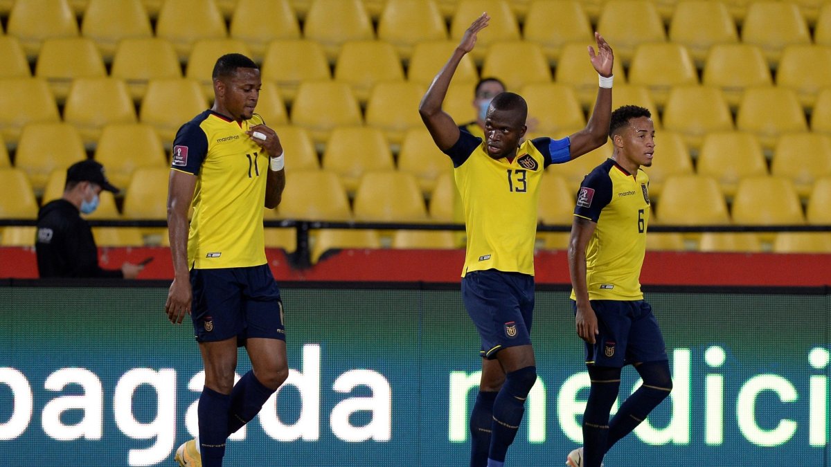 Michael Estrada (i) y Enner Valencia (c) fueron los goleadores de la Tri ante Bolivia en 2021.