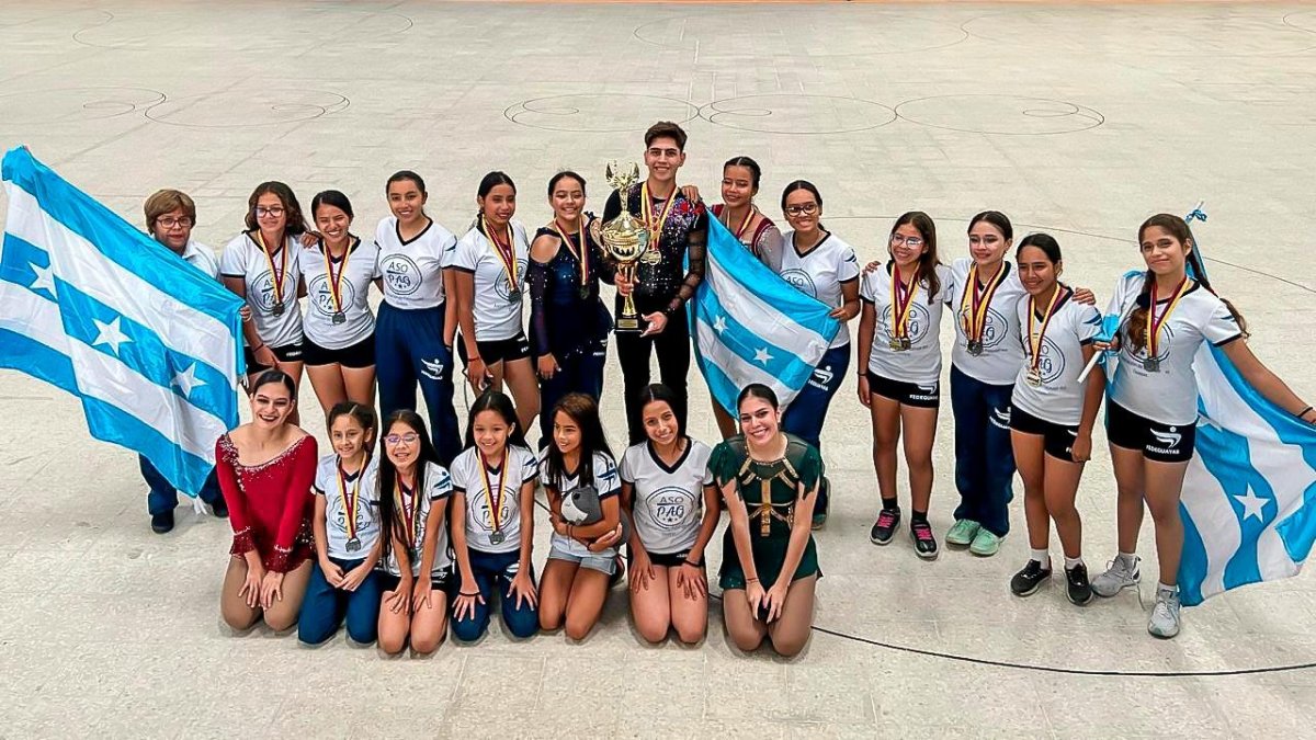 El equipo de Guayas con el trofeo de campeón absoluto del Nacional 2024.