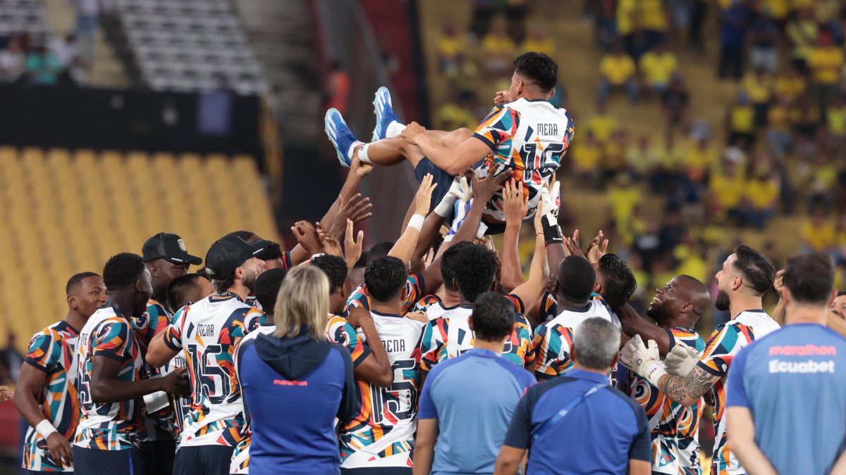 Ángel Mena fue levantado por sus compañeros en su último partido con la selección de Ecuador de local.