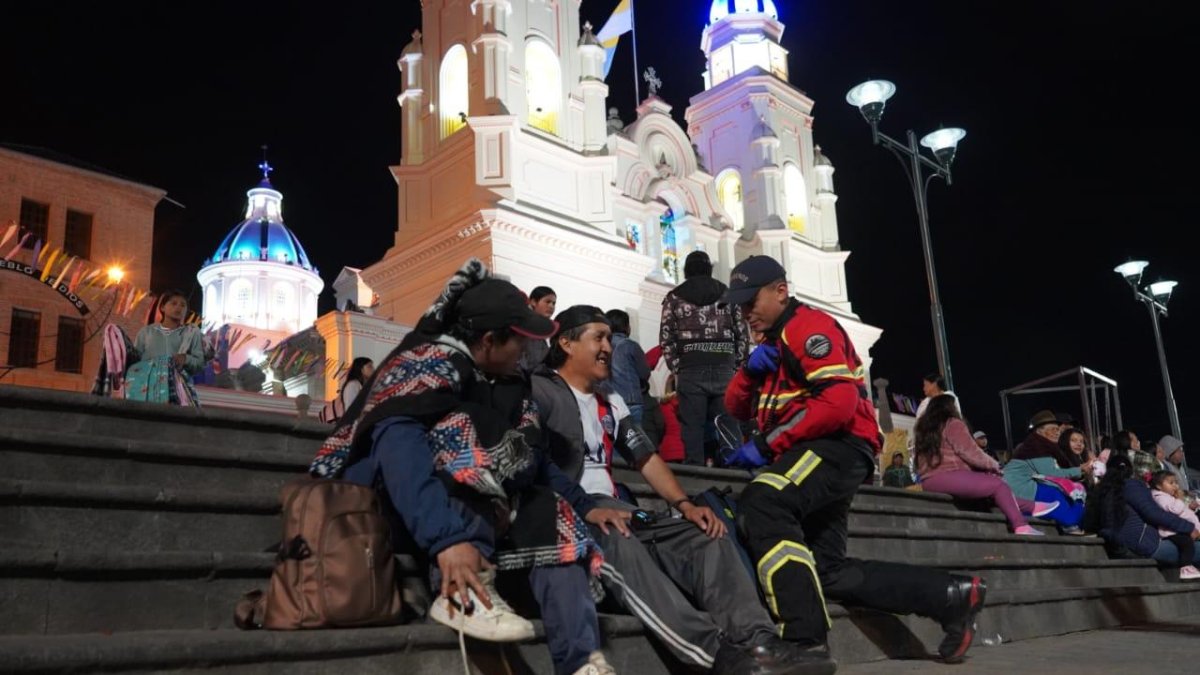 En el operativo por la romería al Santuario a El Quinche participaron 131 bomberos.