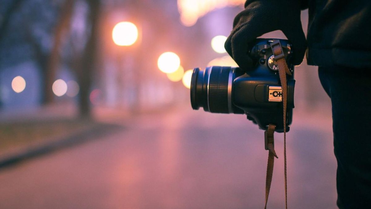 Según las denunciantes, el joven las habría manipulado para obtener fotografías y acceso a sus cuentas de iCloud.