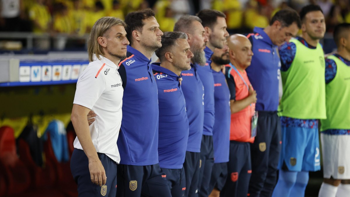 El seleccionador de Ecuador, Sebastián Beccacece (i) en el estadio Metripolitano.