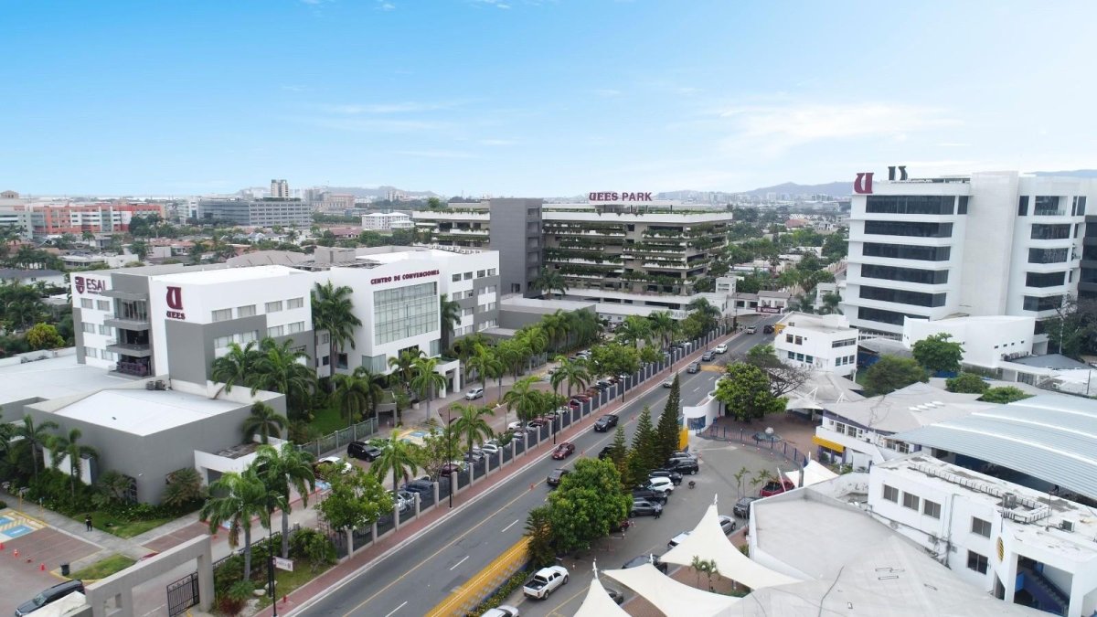 La infraestructura moderna y la inversión en tecnología también han sido factores fundamentales en el éxito de la UEES