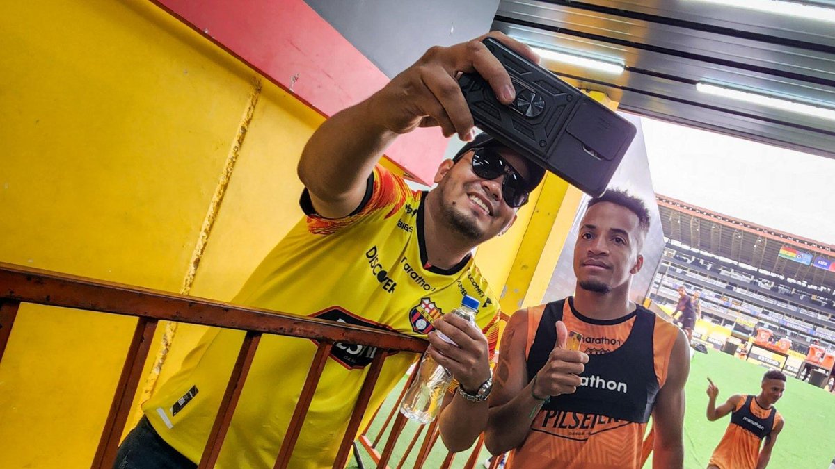 Segundo Castillo luego del entrenamiento y una foto con un hincha amarillo.