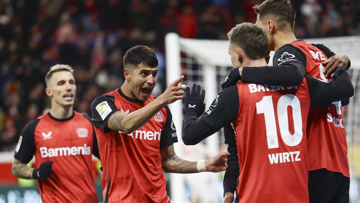 Patrik Schick de Leverkusen (d) celebra uno de sus goles con el resto de sus compañeros en la victoria de Leverkusen ante FC Heidenheim