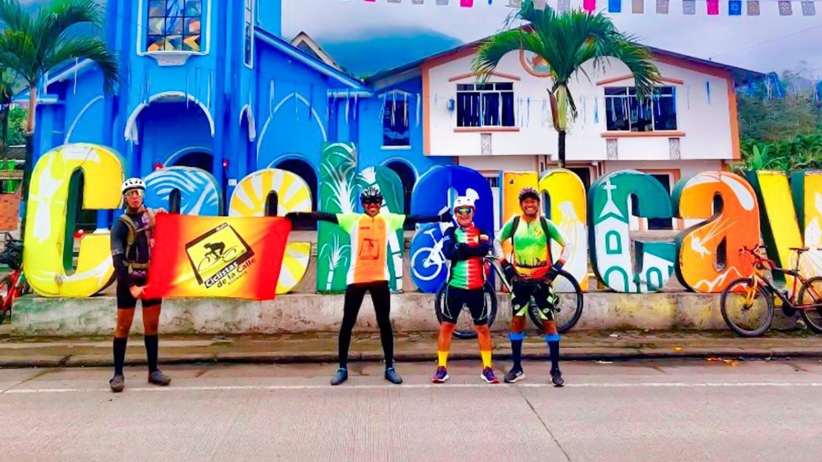 Ciclistas de la Calle, tras su llegada al recinto Cochancay.