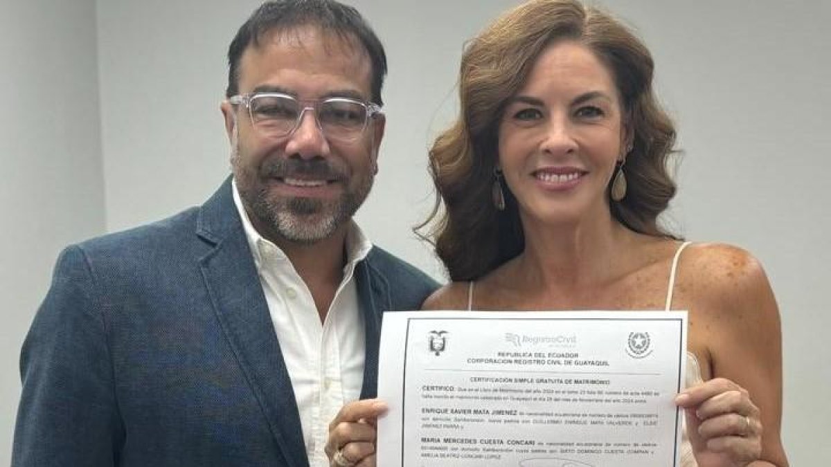 La pareja muestra su certificado de matrimonio.