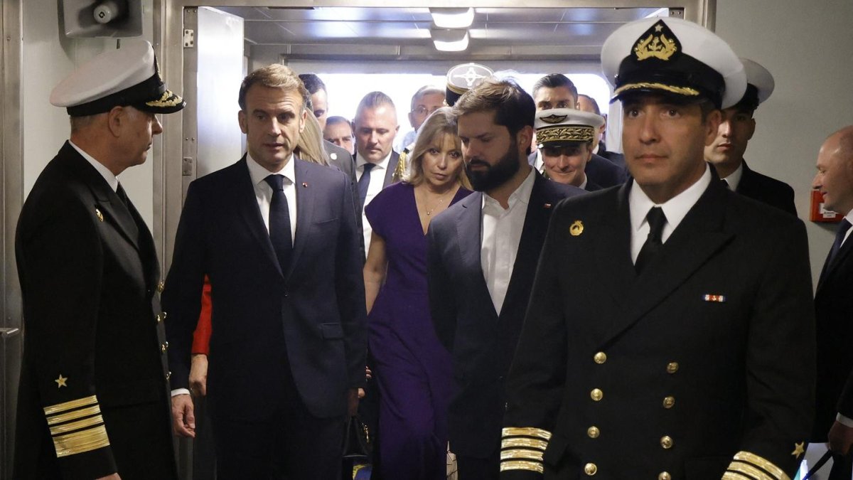 El presidente de Francia, Emmanuel Macron y el presidente de Chile, Gabriel Boric, recorren el rompehielos Almirante viel de la Armada de Chile en Valparaíso, el 21 de noviembre de 2024.