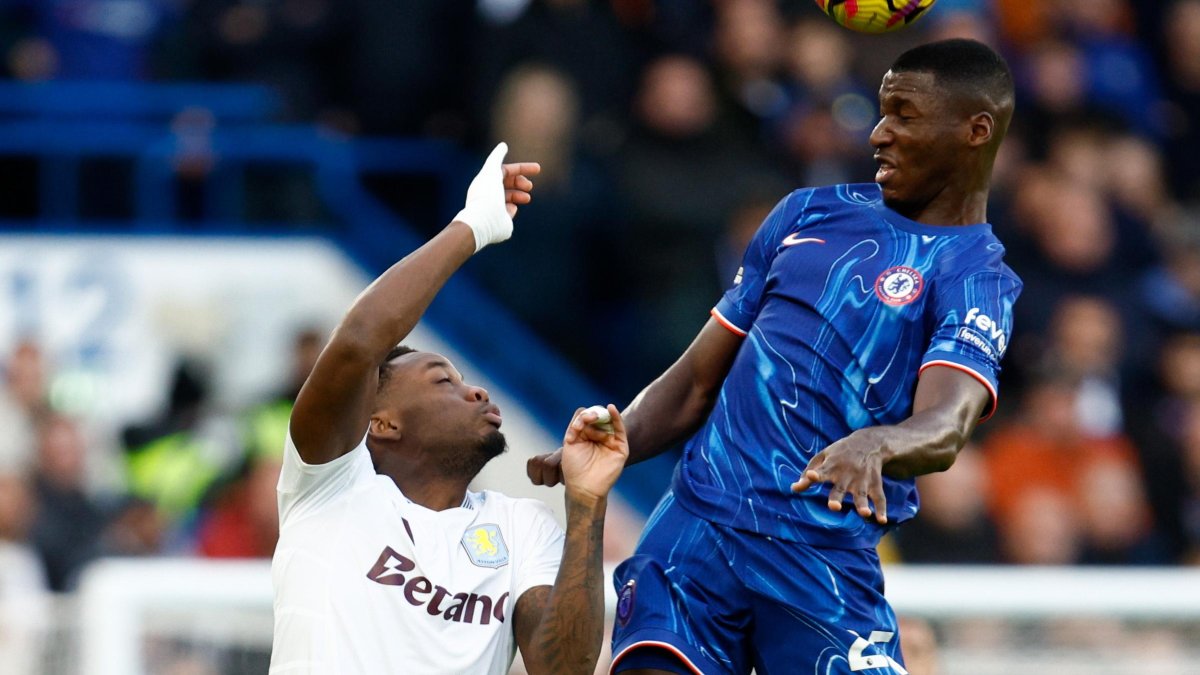 Niño Moi (d) jugó este domingo 1 de diciembre de lateral derecho y no de volante central.