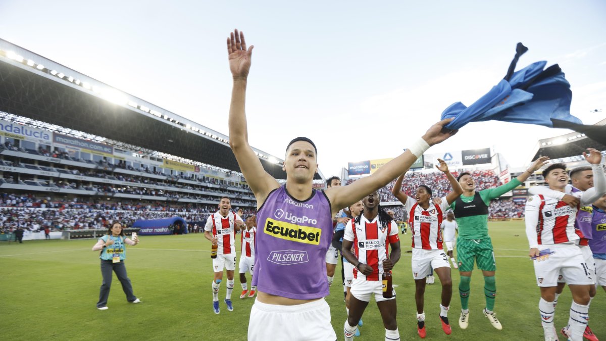 El goleador Álex Arce (i) fue uno de los más emocionados en la celebración de los jugadores de Liga de Quito por la clasificación a las finales de la LigaPro.