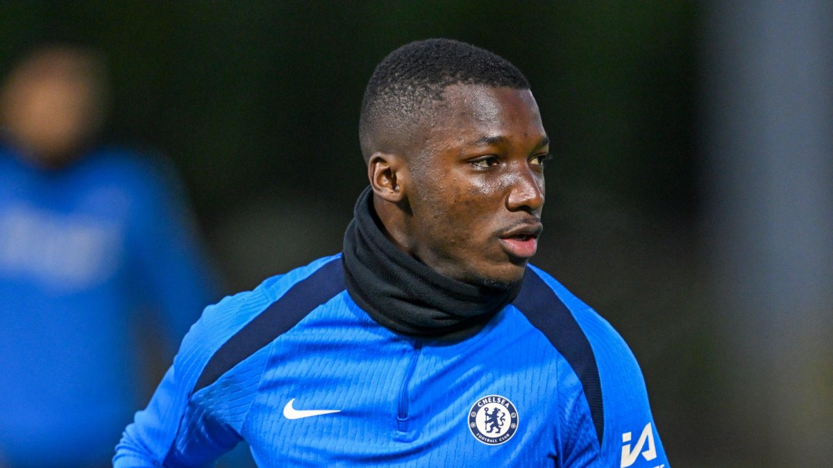 Moisés Caicedo en el calentamiento previo de Chelsea para el duelo ante Southhamton