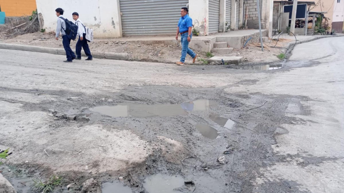Ese es el estado de varias calles en Puerto El Morro. Las familias solicitan ayuda urgente.