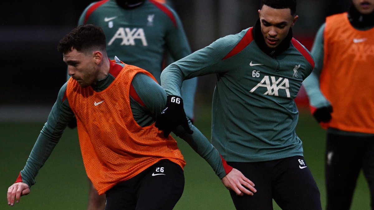 Jugadores de Liverpool en preparación para visitar a Everton