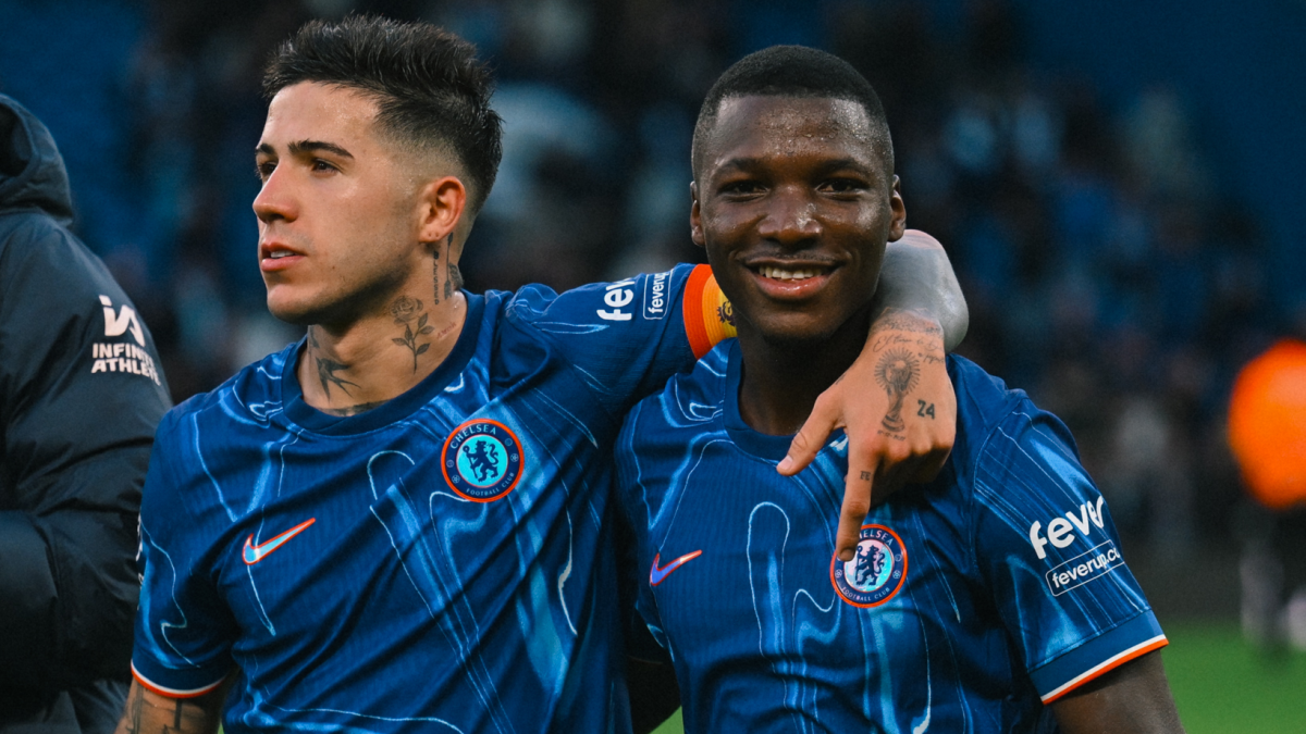 Moisés Caicedo (d) junto a Enzo Fernández, su dupla en el medio sector de Chelsea