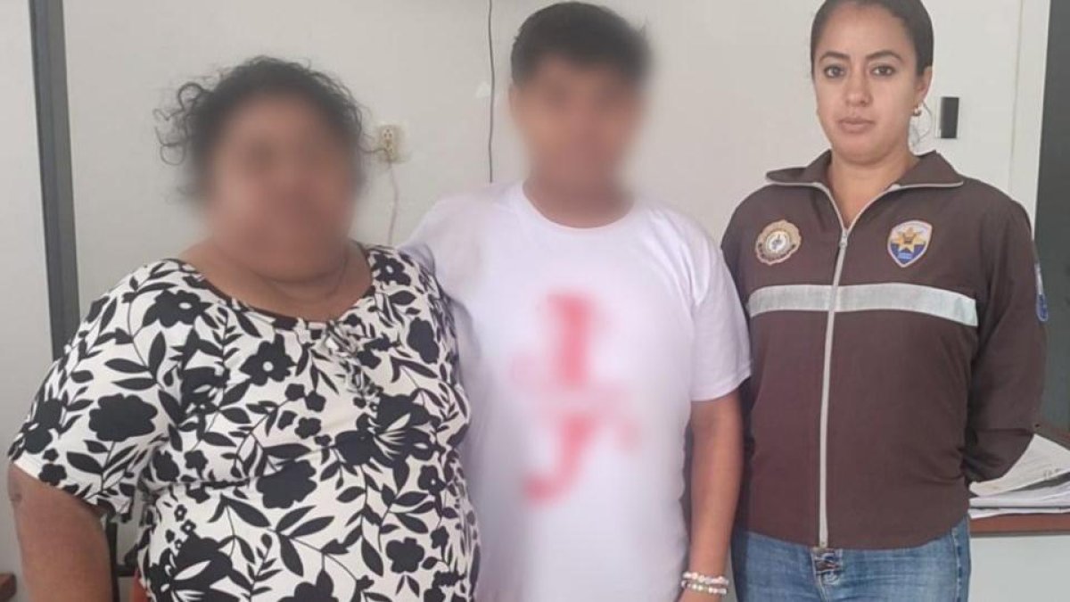 El joven se reencontró con su familia.