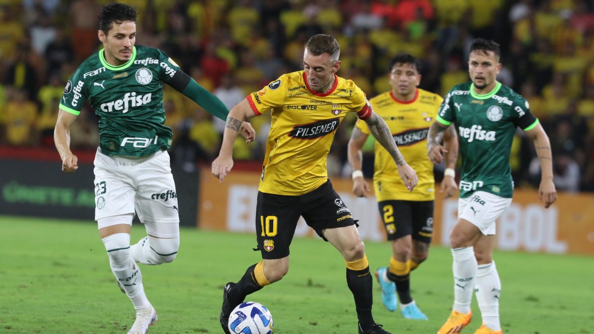 Damián Díaz está en el 11 ideal del Centenario de Barcelona.