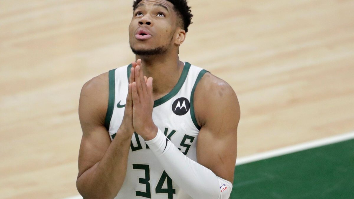 Giannis Antetokounmpo brilla en los Milwaukee Bucks
