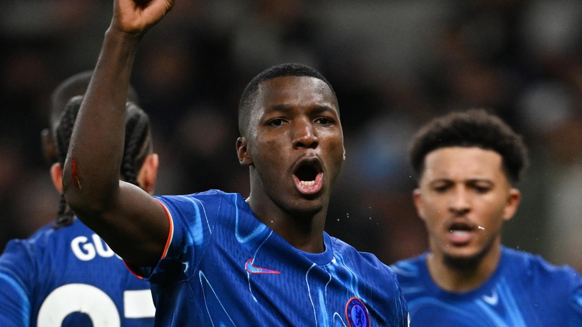 Moisés Caicedo festeja la victoria de Chelsea en la Premier League