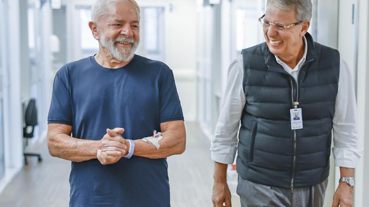 Foto de Luiz Inácio Lula da Silva (i), caminando al lado del médico Marcos Stavale este viernes en la unidad de cuidados semi intensivos del hospital Sírio Libanés, en el centro de São Paulo.