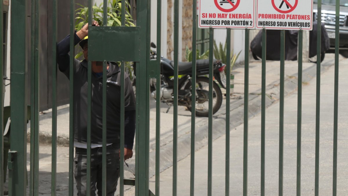 Si hay algo que destaca en los barrios de Guayaquil es que una gran mayoría se ha encerrado para intentar así estar algo más protegidos.