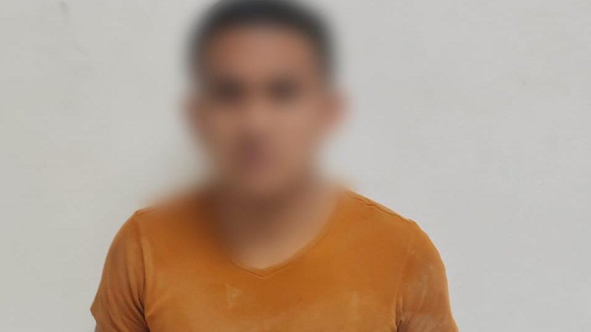 El detenido registra antecedentes penales por tenencia y porte de armas.