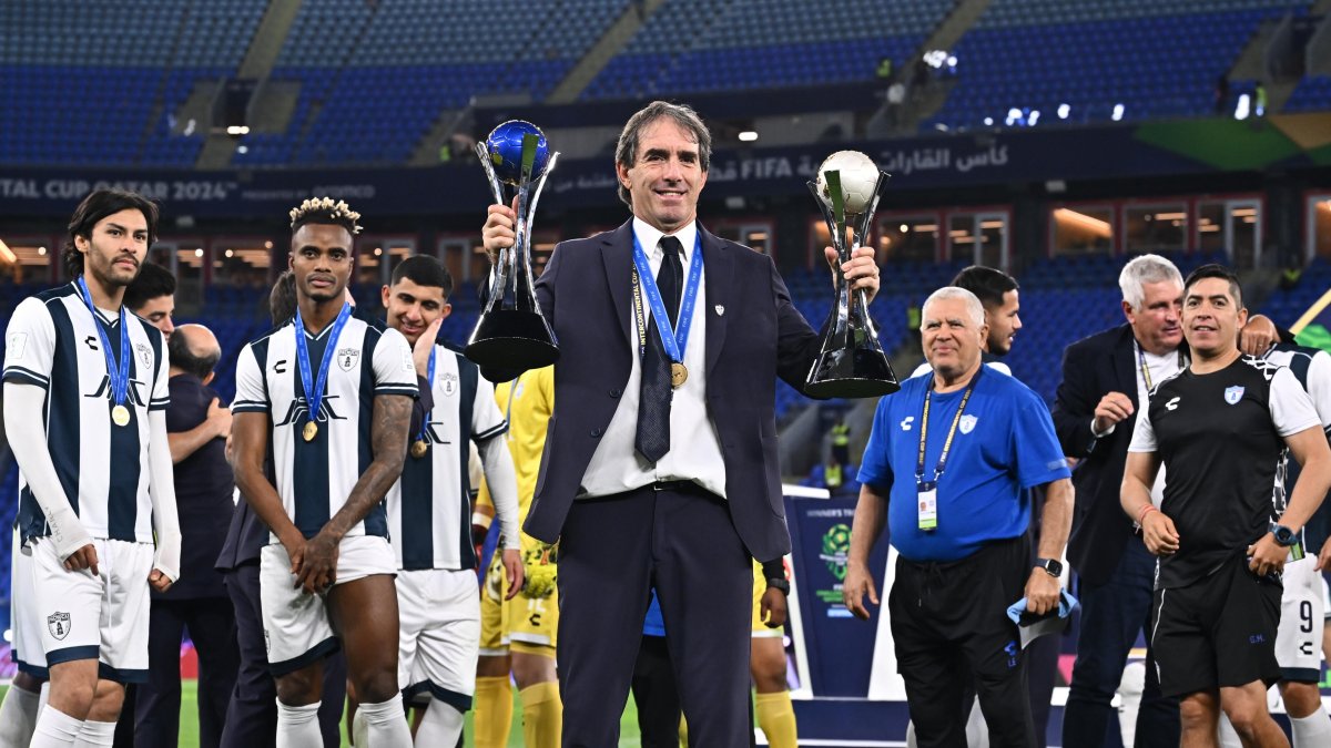 Almada sostiene los trofeos de su equipo, tras vencer al Al-Ahly, de Egipto.