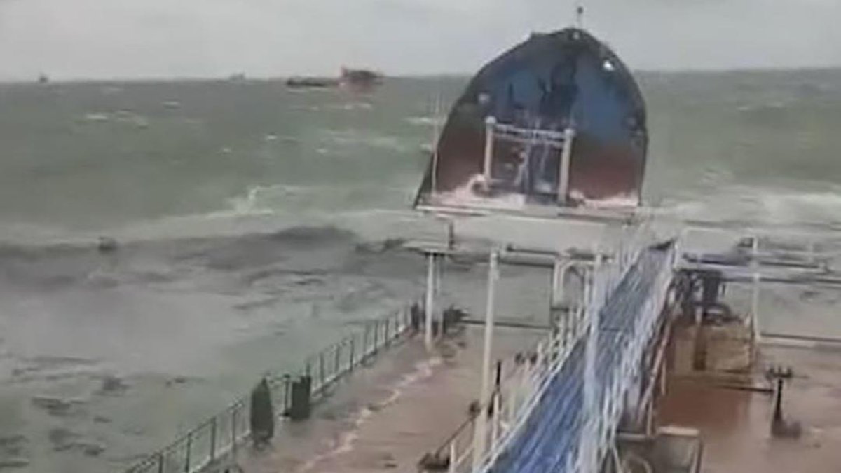 Dos petroleros rusos sufrieron sendos accidentes en el estrecho de Kerch y vertieron petróleo en aguas del mar de Azov, donde se desató una fuerte tormenta.