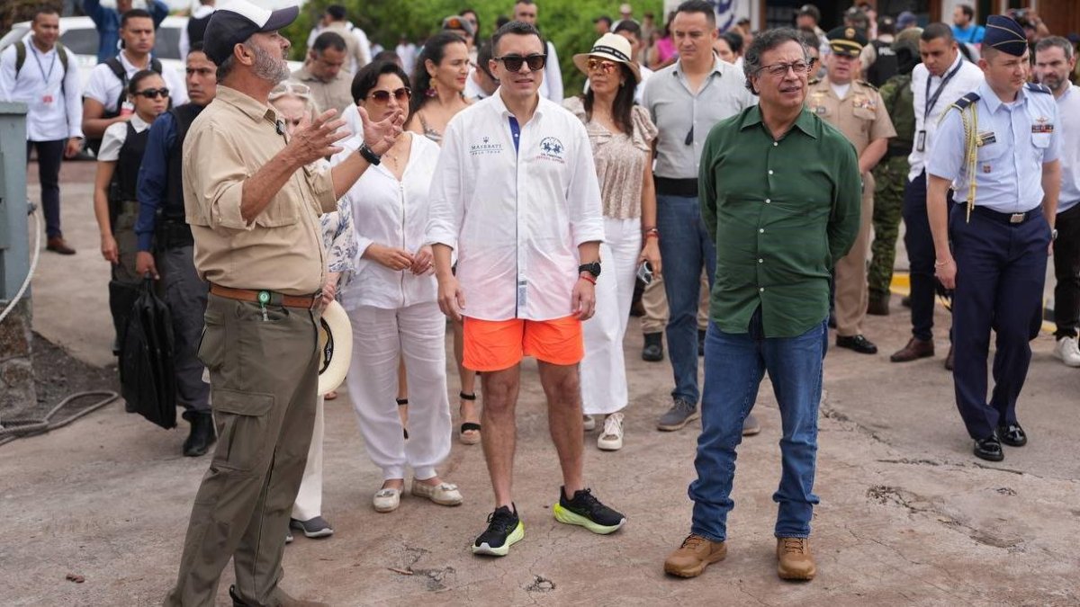 La vestimenta que usó Daniel Noboa en la reunión con Gustavo Petro, durante su visita a Galápagos, fue criticada por su informalidad.