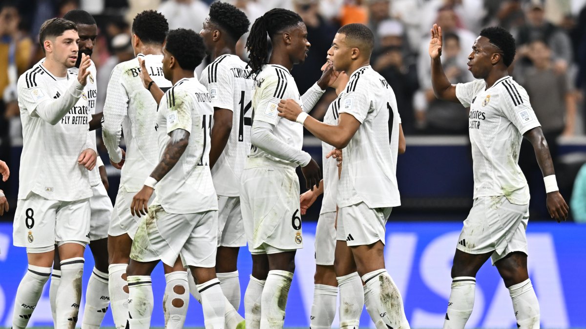 Jugadores de Real Madrid festejan el gol de Kylian Mbappé en el estadio Lusail de Foha, Catar en la final de la Copa Intercontinental