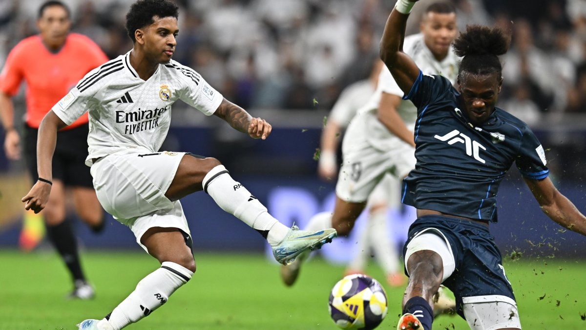 Rodrygo del Real Madrid y Andrés Micolta del Pachuca en la final de la Copa Intercontinental.