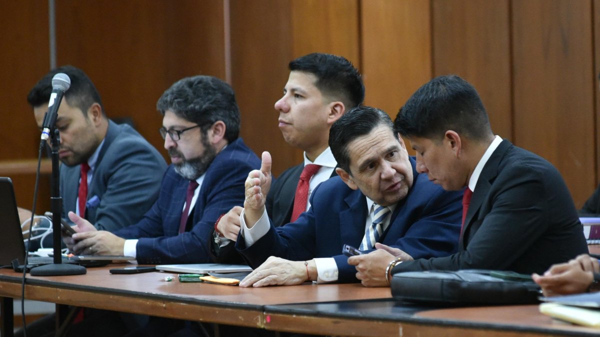 Procesado. El exasambleísta del PSC, Pablo Muentes, hablaba con su abogado durante la audiencia del miércoles en la Corte Nacional de Justicia.