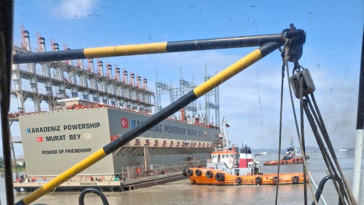 La barcaza turca, Murat-Bey, llegando a Las Esclusas.