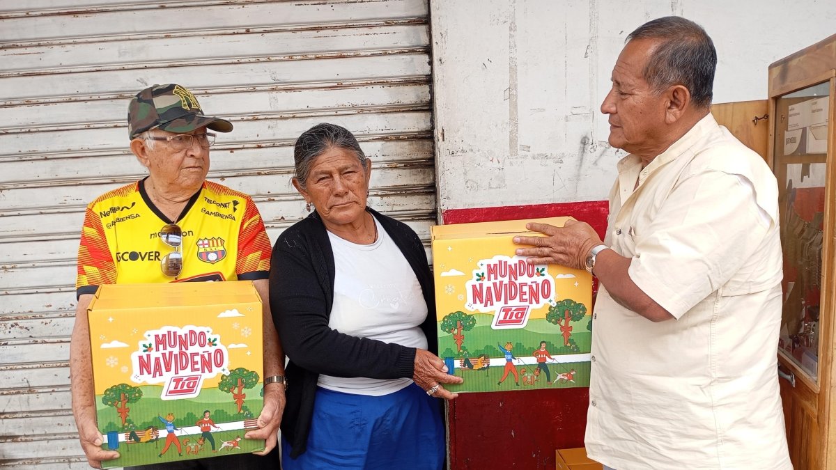 Entrega. Santos Plúas entrega más de 30 canastas navideñas en Playas.
