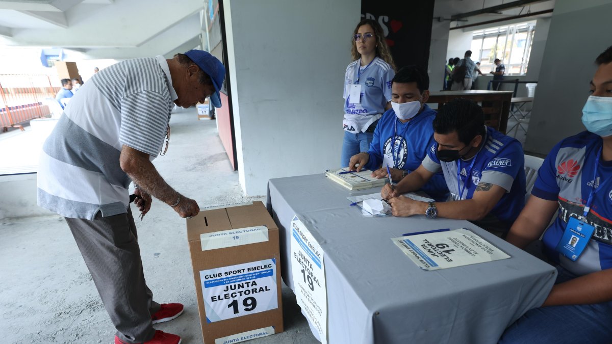 Los socios de Emelec votando en la jornada electoral