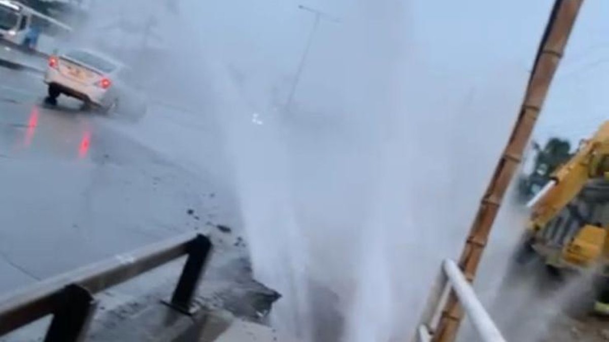 El daño fue tal en la tubería, que el agua llegaba hasta la avenida León Febres Cordero.