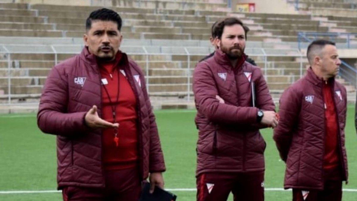 El DT argentino Omar Asad (i) es el elegido para el banquillo de los puros criollos.