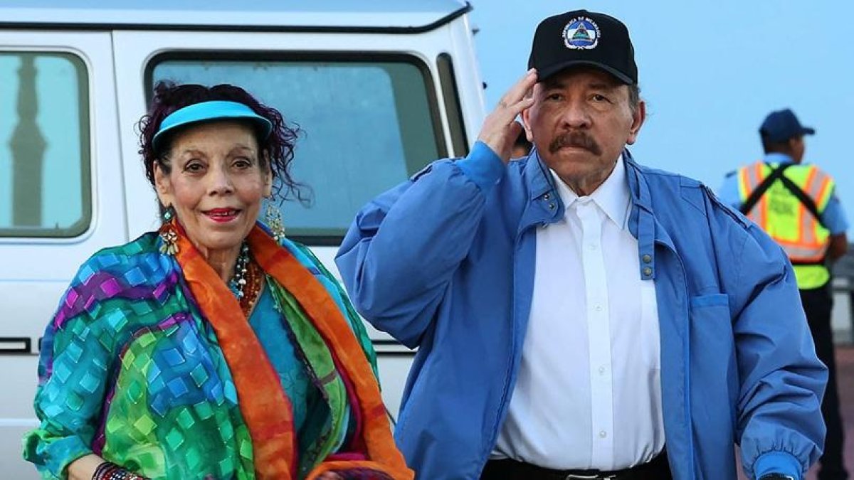 El presidente Daniel Ortega y a su esposa y vicepresidenta Rosario Murillo asistiendo a una ceremonia por el 45 aniversario del Ejército de Nicaragua en Managua, el 2 de septiembre de 2024.