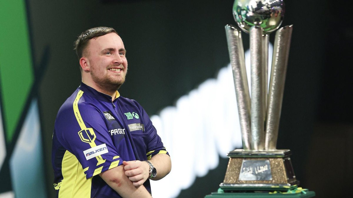 Littler levantando el trofeo tras vencer 7-3 a Michael van Gerwen.