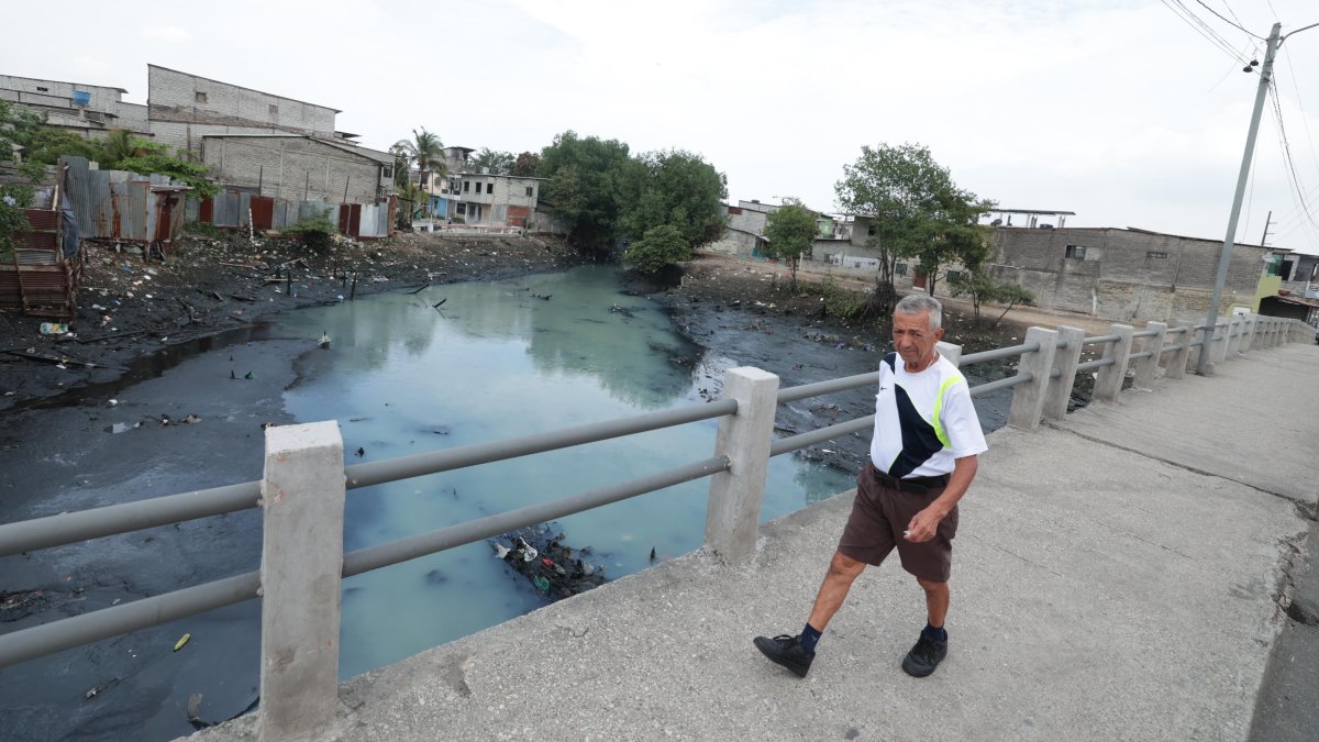La contaminación del estero Salado agudiza su hediondez, causando molestias en la población.