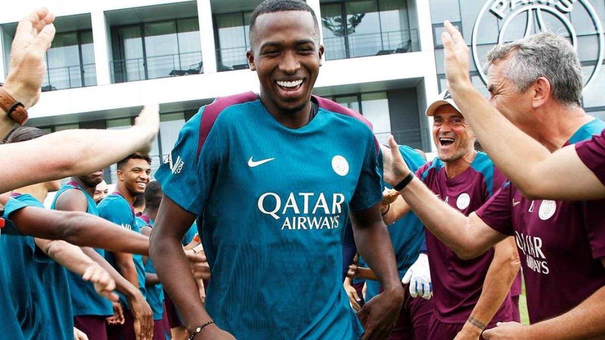 Willian Pacho fue recibido por el grupo de jugadores y cuerpo técnico de PSG