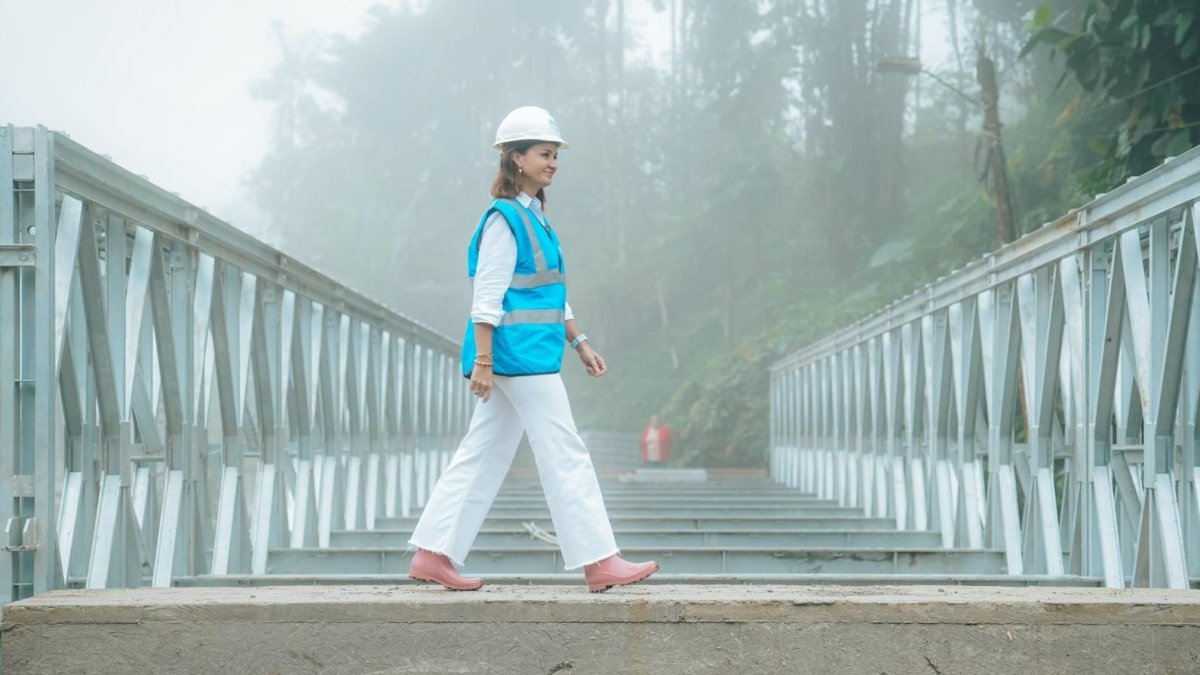La prefecta Marcela Aguiñaga inaugurando obras de puentes Bailey.