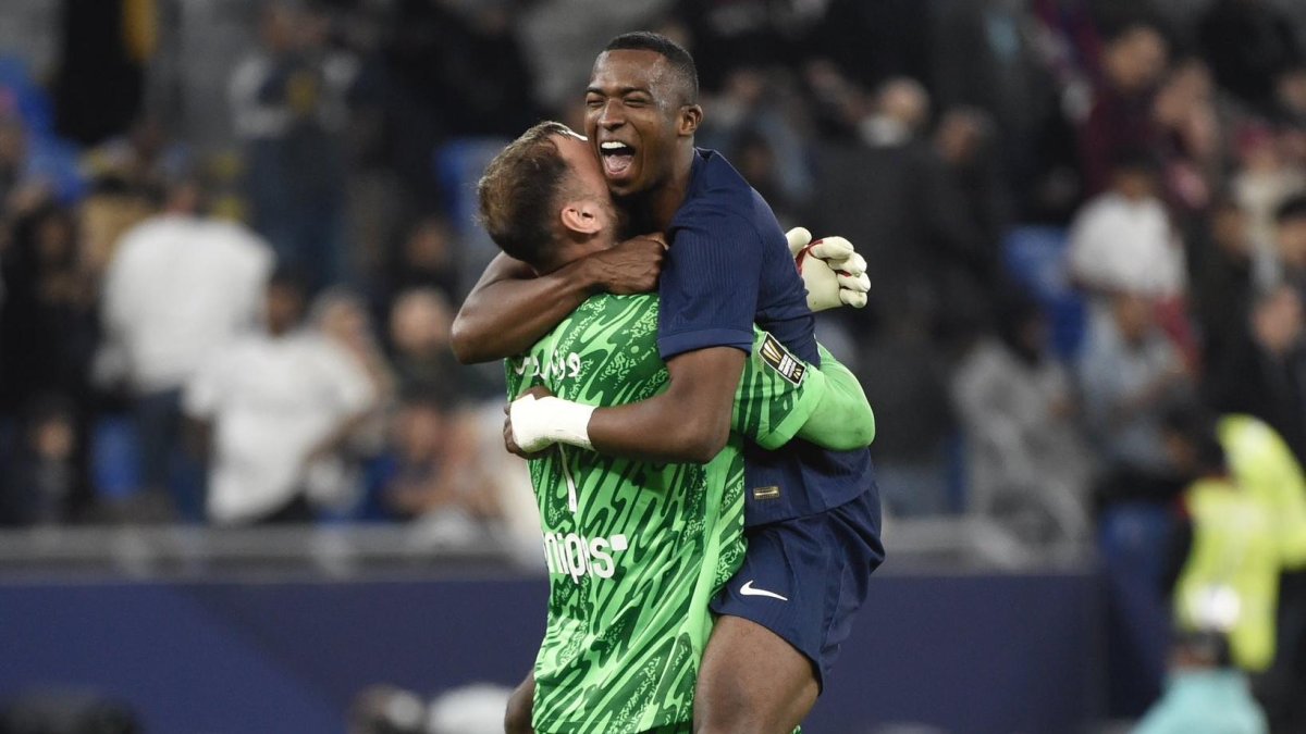 Willian Pacho abrazó a Gianluigi Donnarumma al ganar la Supercopa de Francia